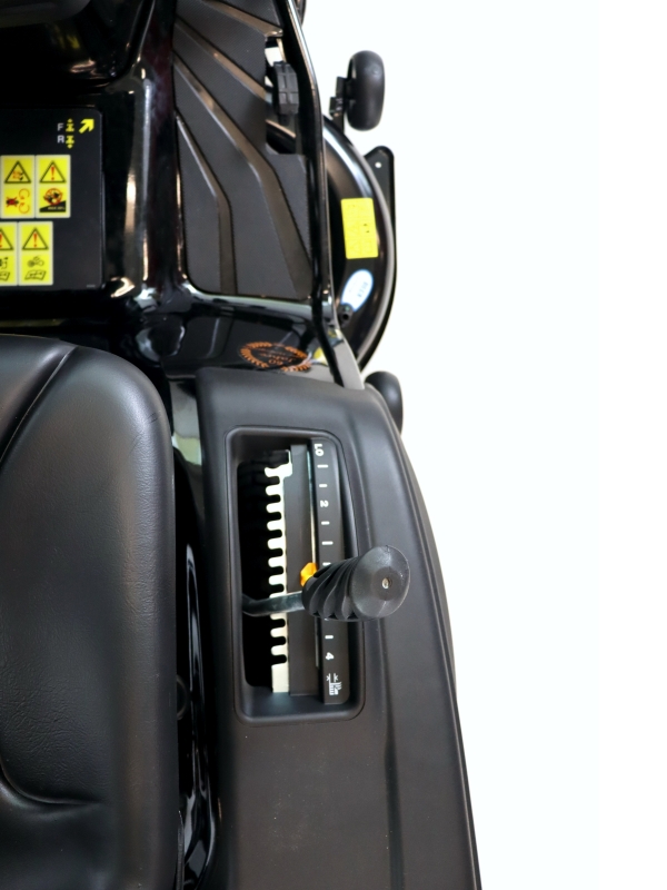 Rasentraktor 275/106 TWIN Hydrostat – Modell 2023 – Schneeschild 120 Plus ( Black Edition )-Neu – Bild 7